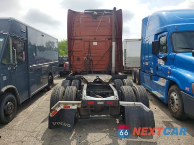 Zdjęcie 6 z 13 samochodu: 2013 VOLVO VNL SEMI TRUCK VIN:4V4NC9EG9DN560328 - miniatura