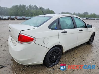 Trzecie zdjęcie samochodu z tyłu: 2011 FORD FOCUS SE VIN:1FAHP3FN9BW108724 - miniatura