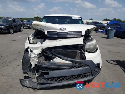 Piąte zdjęcie samochodu w środku: 2018 KIA SOUL BASE VIN:KNDJN2A22J7574352 - miniatura