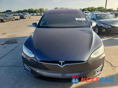 Piąte zdjęcie samochodu w środku: 2018 TESLA MODEL X VIN:5YJXCAE25JF117775 - miniatura