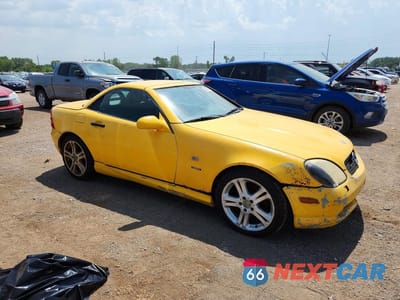 Czwarte zdjęcie samochodu z boku: 2000 MERCEDES-BENZ SLK 230 KOMPRESSOR VIN:WDBKK47F0YF161962 - miniatura