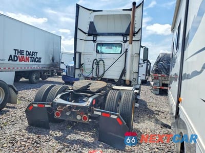 Czwarte zdjęcie samochodu z boku: 2017 VOLVO VNL SEMI TRUCK VIN:4V4N39TG2HN988220 - miniatura