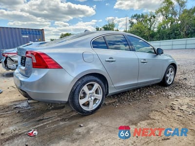 Trzecie zdjęcie samochodu z tyłu: 2013 VOLVO S60 T5 VIN:YV1612FH3D1220646 - miniatura