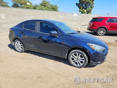 Czwarte zdjęcie samochodu z boku: 2018 TOYOTA YARIS IA BASE VIN:3MYDLBYV0JY326734 - miniatura