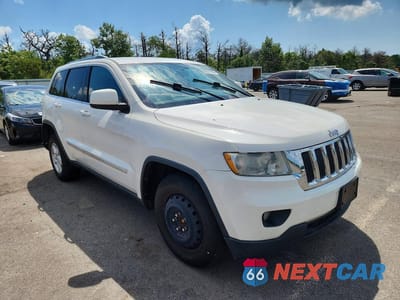 Czwarte zdjęcie samochodu z boku: 2012 JEEP GRAND CHEROKEE LAREDO VIN:1C4RJFAG8CC250561 - miniatura