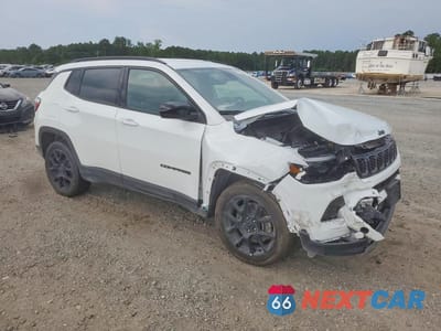 Czwarte zdjęcie samochodu z boku: 2025 JEEP COMPASS LATITUDE VIN:3C4NJDBN7ST599343 - miniatura
