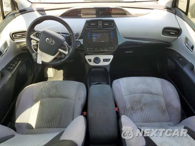 Zdjęcie 8 z 12 samochodu: 2017 TOYOTA PRIUS TWO VIN:JTDKBRFU6H3032561 - miniatura
