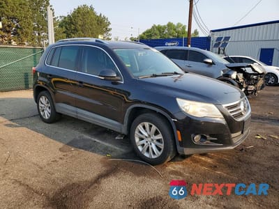 Czwarte zdjęcie samochodu z boku: 2010 VOLKSWAGEN TIGUAN SE VIN:WVGBV7AXXAW510655 - miniatura