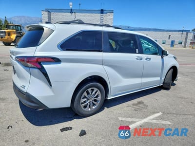 Trzecie zdjęcie samochodu z tyłu: 2022 TOYOTA SIENNA XLE VIN:5TDJRKEC5NS095619 - miniatura