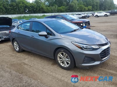 Czwarte zdjęcie samochodu z boku: 2019 CHEVROLET CRUZE LT VIN:1G1BE5SM9K7118185 - miniatura