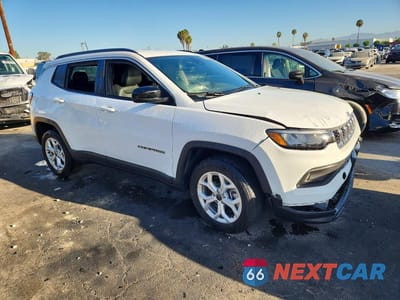 Czwarte zdjęcie samochodu z boku: 2025 JEEP COMPASS LATITUDE VIN:3C4NJDBN2ST619305 - miniatura