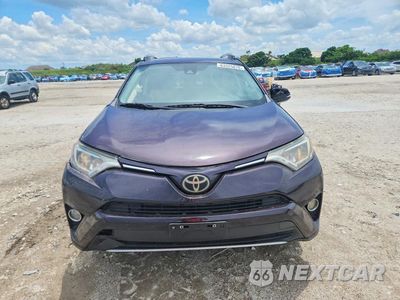 Piąte zdjęcie samochodu w środku: 2017 TOYOTA RAV4 XLE VIN:2T3WFREV8HW324676 - miniatura