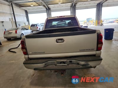 Zdjęcie 6 z 12 samochodu: 2004 CHEVROLET SILVERADO C2500 HEAVY DUTY VIN:1GCHC23U34F258441 - miniatura
