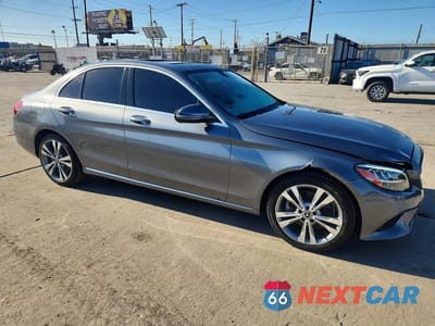 Czwarte zdjęcie samochodu z boku: 2019 MERCEDES-BENZ C 300 VIN:55SWF8DB1KU286799 - miniatura