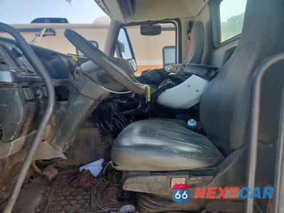 Piąte zdjęcie samochodu w środku: 2019 VOLVO VHD ROLLBACK TOW TRUCK VIN:4V5KC9DH1KN905731 - miniatura