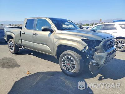 Czwarte zdjęcie samochodu z boku: 2025 TOYOTA TACOMA TRD SPORT VIN:3TMLB5JN0SM182121 - miniatura