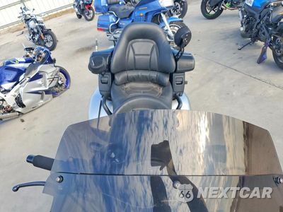 Piąte zdjęcie samochodu w środku: 2016 HONDA GL1800 VIN:JH2SC68G0GK401414 - miniatura