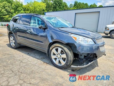Czwarte zdjęcie samochodu z boku: 2011 CHEVROLET TRAVERSE LTZ VIN:1GNKVLEDXBJ120271 - miniatura