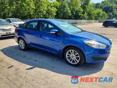 Czwarte zdjęcie samochodu z boku: 2018 FORD FOCUS SE VIN:1FADP3F28JL233847 - miniatura