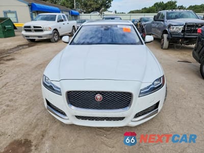 Piąte zdjęcie samochodu w środku: 2017 JAGUAR XF PREMIUM VIN:SAJBJ4BNXHCY42586 - miniatura