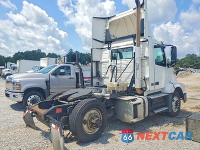 Czwarte zdjęcie samochodu z boku: 2017 VOLVO VNL SEMI TRUCK VIN:4V4N39TG9HN988022 - miniatura