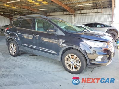 Czwarte zdjęcie samochodu z boku: 2018 FORD ESCAPE SEL VIN:1FMCU9HD5JUC64690 - miniatura
