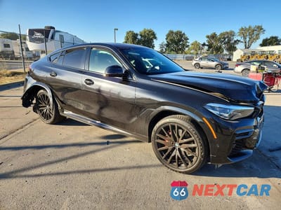 Czwarte zdjęcie samochodu z boku: 2022 BMW X6 XDRIVE40I VIN:5UXCY6C09N9N21322 - miniatura