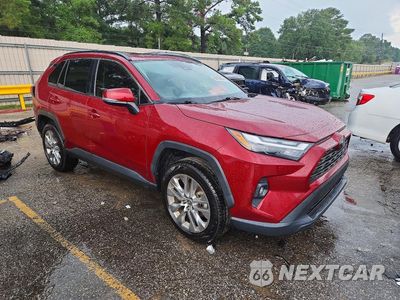 Czwarte zdjęcie samochodu z boku: 2023 TOYOTA RAV4 XLE PREMIUM VIN:JTMC1RFV0PD101916 - miniatura