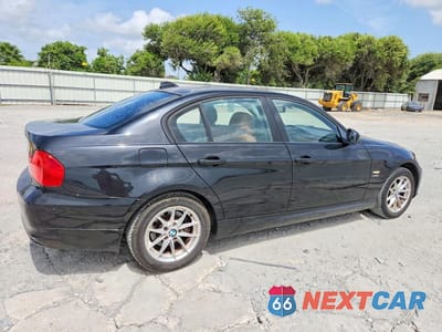 Trzecie zdjęcie samochodu z tyłu: 2010 BMW 328 XI SULEV VIN:WBAPK5C55AA647984 - miniatura