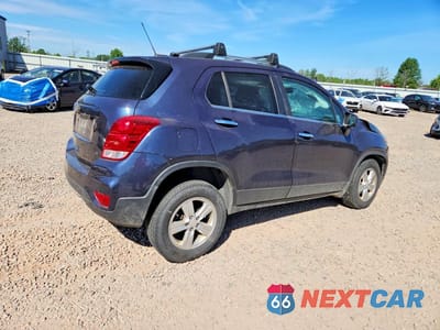 Trzecie zdjęcie samochodu z tyłu: 2018 CHEVROLET TRAX 1LT VIN:3GNCJPSB5JL417319 - miniatura