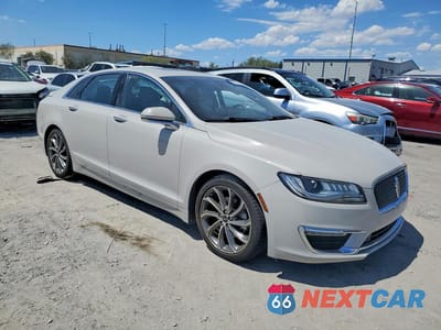 Czwarte zdjęcie samochodu z boku: 2019 LINCOLN MKZ RESERVE I VIN:3LN6L5C91KR625319 - miniatura