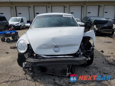Piąte zdjęcie samochodu w środku: 2018 VOLKSWAGEN BEETLE S VIN:3VWFD7AT4JM714189 - miniatura