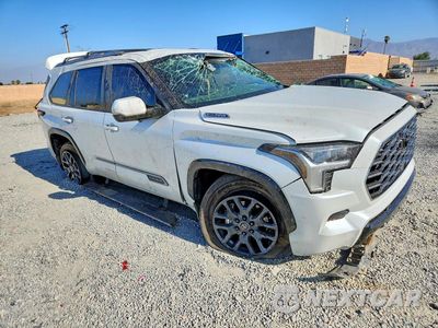 Czwarte zdjęcie samochodu z boku: 2025 TOYOTA SEQUOIA PLATINUM VIN:7SVAAABA2SX067292 - miniatura
