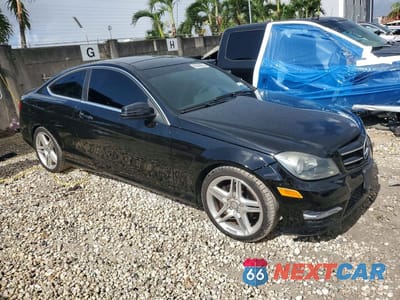 Czwarte zdjęcie samochodu z boku: 2013 MERCEDES-BENZ C 250 VIN:WDDGJ4HB7DG031810 - miniatura
