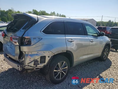 Trzecie zdjęcie samochodu z tyłu: 2017 TOYOTA HIGHLANDER XLE VIN:5TDJZRFH2HS439902 - miniatura