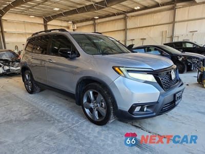 Czwarte zdjęcie samochodu z boku: 2019 HONDA PASSPORT TOURING VIN:5FNYF7H97KB000403 - miniatura
