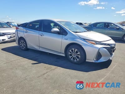 Czwarte zdjęcie samochodu z boku: 2021 TOYOTA PRIUS PRIME LE VIN:JTDKAMFP2M3191586 - miniatura