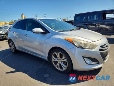 Czwarte zdjęcie samochodu z boku: 2013 HYUNDAI ELANTRA GT BASE VIN:KMHD35LE0DU099555 - miniatura
