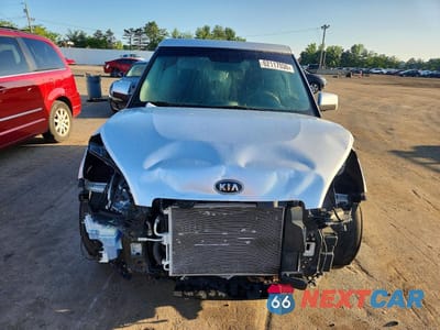 Piąte zdjęcie samochodu w środku: 2012 KIA SOUL BASE VIN:KNDJT2A51C7383847 - miniatura