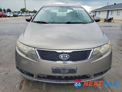 Piąte zdjęcie samochodu w środku: 2011 KIA FORTE EX VIN:KNAFU4A21B5465976 - miniatura