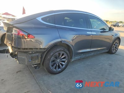 Trzecie zdjęcie samochodu z tyłu: 2018 TESLA MODEL X VIN:5YJXCAE25JF117775 - miniatura
