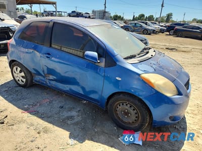 Czwarte zdjęcie samochodu z boku: 2008 TOYOTA YARIS BASE VIN:JTDJT923X85158223 - miniatura