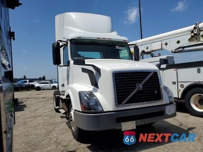 2017 VOLVO VN VNL 4V4N39TG5HN987997 - główne zdjęcie licytacji z USA - miniatura