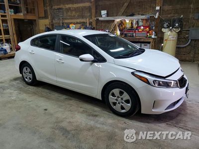 Czwarte zdjęcie samochodu z boku: 2018 KIA FORTE LX VIN:3KPFK4A71JE256857 - miniatura