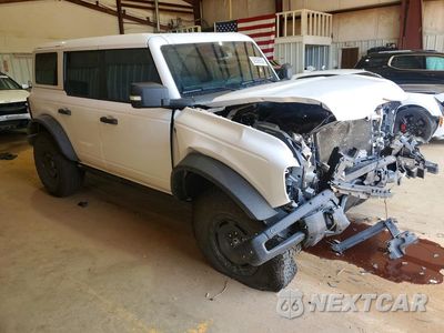 Czwarte zdjęcie samochodu z boku: 2025 FORD BRONCO BADLANDS VIN:1FMEE9BP4SLB28440 - miniatura