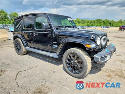 Czwarte zdjęcie samochodu z boku: 2022 JEEP WRANGLER UNLIMITED SAHARA 4XE VIN:1C4JJXP6XNW106660 - miniatura