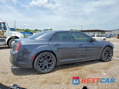 Trzecie zdjęcie samochodu z tyłu: 2019 CHRYSLER 300 S VIN:2C3CCABG3KH559565 - miniatura