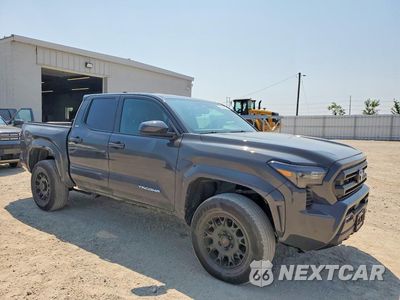 Czwarte zdjęcie samochodu z boku: 2025 TOYOTA TACOMA SR5 VIN:3TMLB5JN6SM189185 - miniatura
