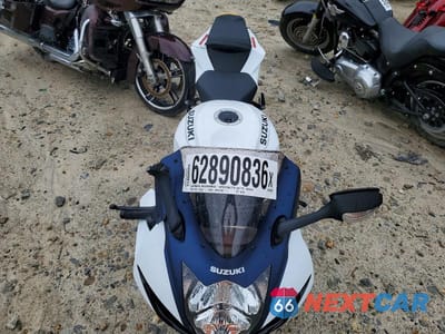 Piąte zdjęcie samochodu w środku: 2025 SUZUKI GSX-R600 K VIN:JS1GN7FA5S7101290 - miniatura