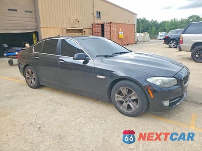 Czwarte zdjęcie samochodu z boku: 2013 BMW 528 I VIN:WBAXG5C5XDD230882 - miniatura